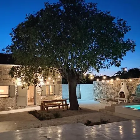 Vasantina Kamena Kucica *