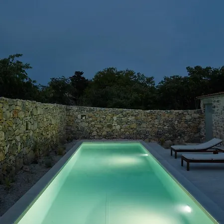 Vasantina Kamena Kucica * Mala Cista