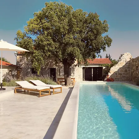 Vasantina Kamena Kucica *