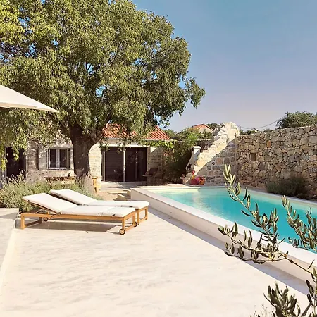 Vasantina Kamena Kucica * Mala Cista