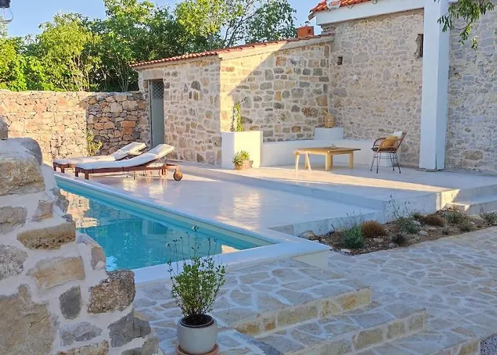 בית נופש Vasantina Kamena Kucica *