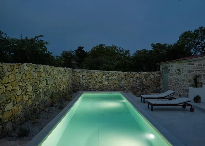 Vasantina Kamena Kucica * Mala Cista