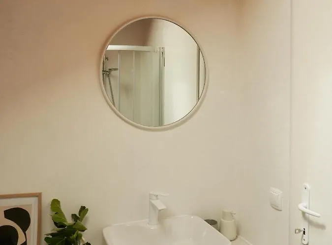 Vasantina Kamena Kucica *