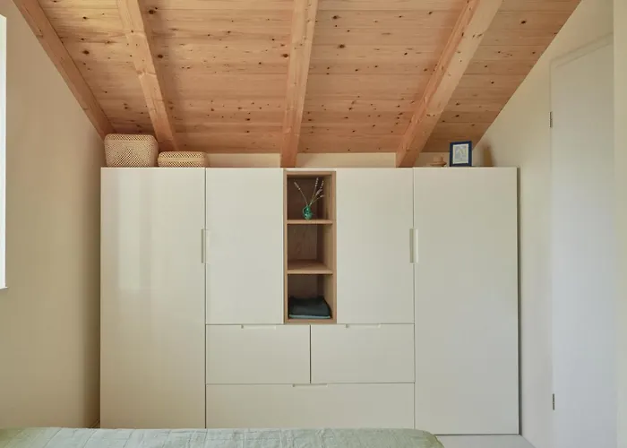 Vasantina Kamena Kucica *