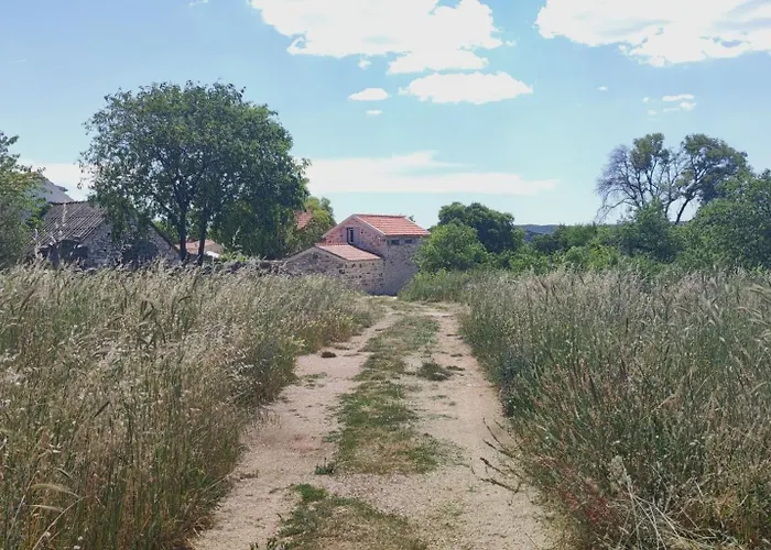 Vasantina Kamena Kucica Mala Cista