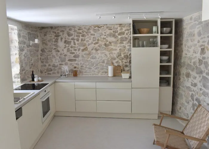 Vasantina Kamena Kucica