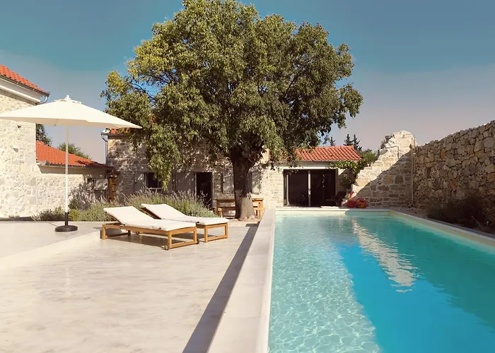 Vasantina Kamena Kucica *