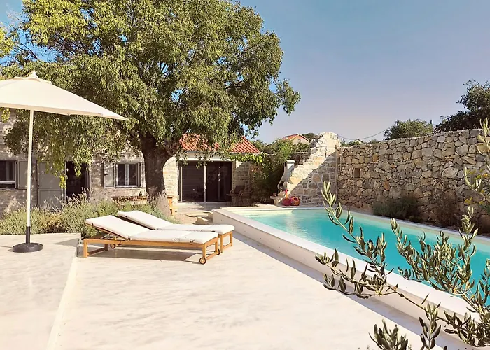 Vasantina Kamena Kucica * Mala Cista